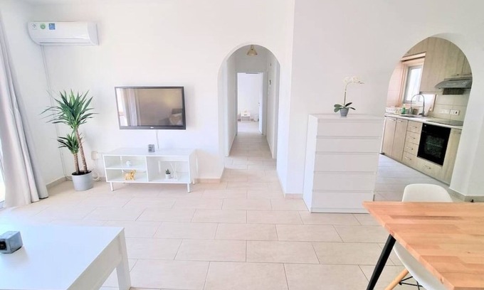 Larnaca Apartment | 2 Apts | 14 guests | City Centre | 100 MBit W-lan