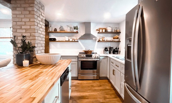 Sarnia House | 2 BATHROOM Executive Cottage with Office