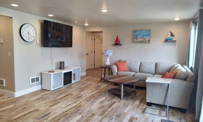 Florence Condo | 2 bdrm Walking distance to all