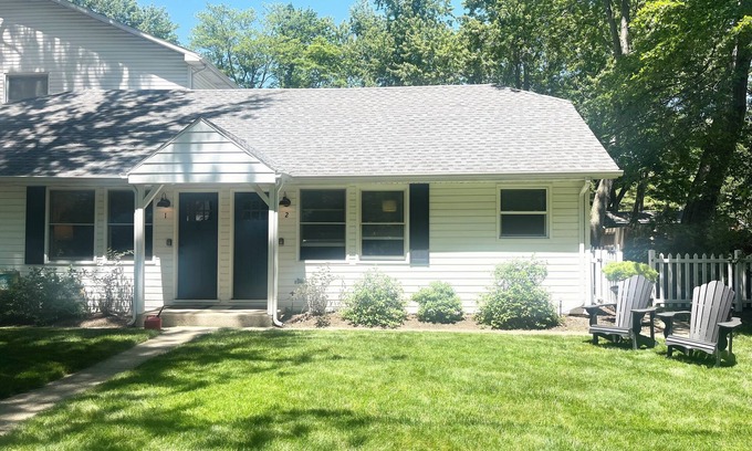 Union Pier Cottage | 2 bed/1 bath, 1.5 blocks to beach/town, dog friendly