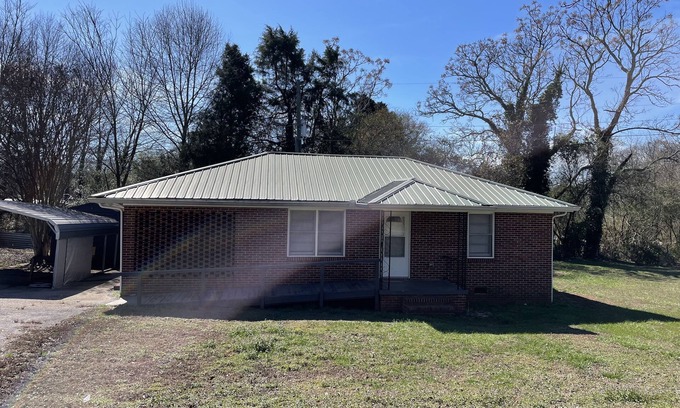 Nicholson Cottage | 2 Bed 1 Bath Cottage, Full Kitchen, 20 min to Athens or Commerce