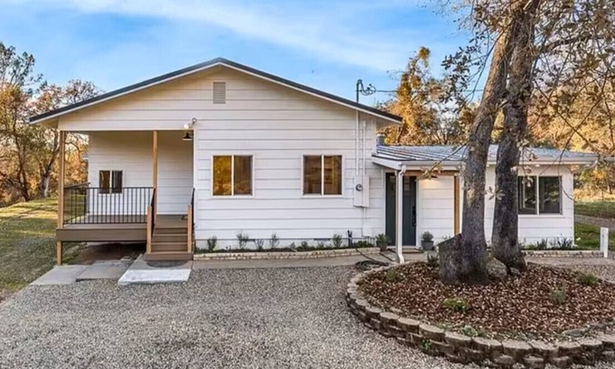 Mariposa House | 2 bed/2 bath home, 50 minutes to the Yosemite Valley entrance