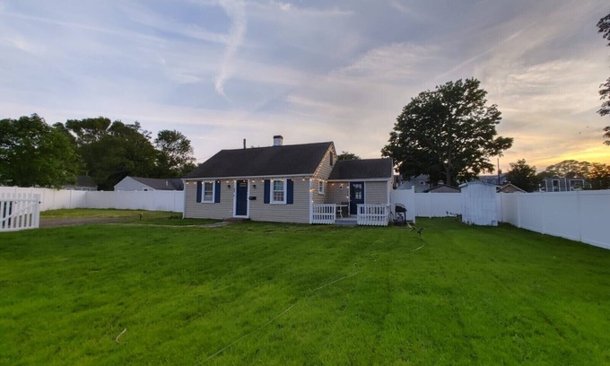 Hyannis House | 2 bed 2 bath house in Hyannis walk to beach, Harbor, Main st, pet friendly fence
