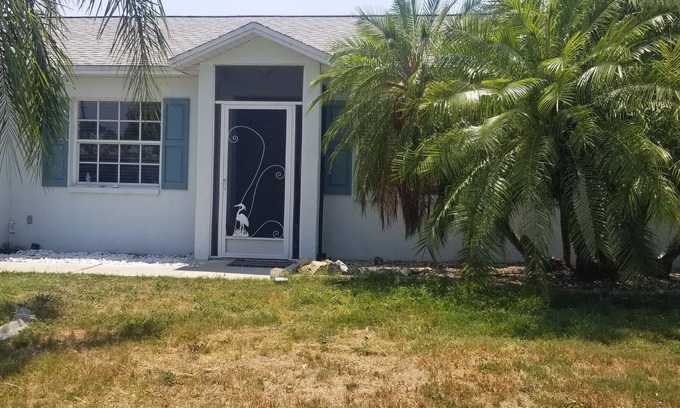 Englewood East House | 2 bed 2 bath private pool home 13 min to the beach, 5 min to golf courses