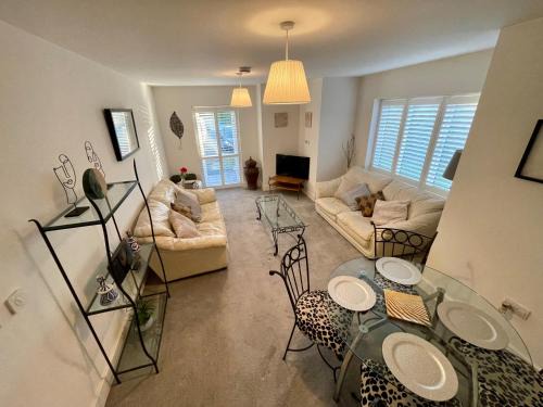 London Borough of Bromley Apartment | 2 Bed 2 Bathroom Gated Apartment 1 Inc free Parking