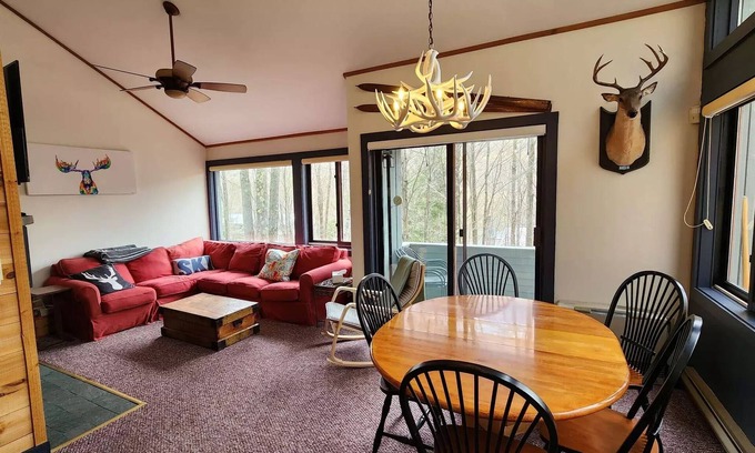 Lincoln House | 2 Bed/2Bath White Mtn treetop Townhome across from Loon w views,npool & shuttle