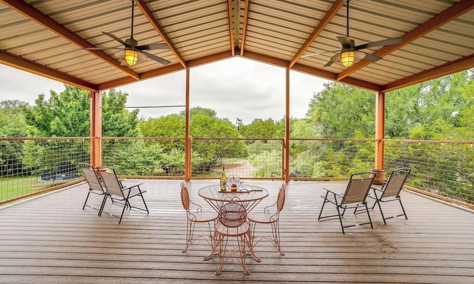 Granbury House | 2-Bed Barndo with Outdoor Patio