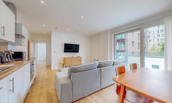 Peninsula Apartment | 2 Bed By River Thames & 11 Min to Greenwich Station