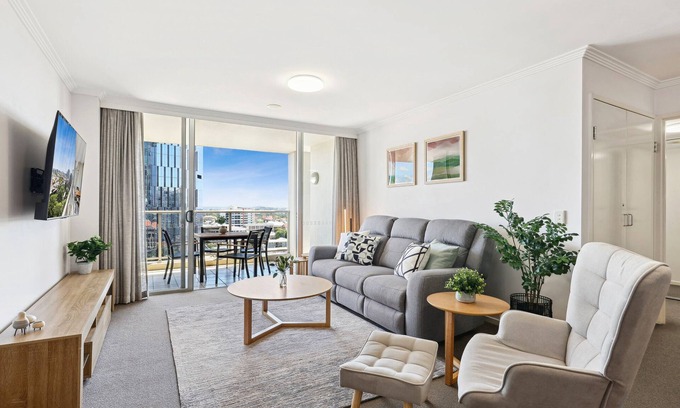 Brisbane Central Business District Apartment | 2-Bed City Abode with Swimming Pool, Gym & Views
