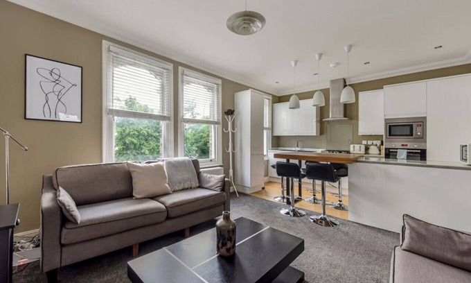 Avonmore and Brook Green Apartment | 2 Bed Flat in West Kensington