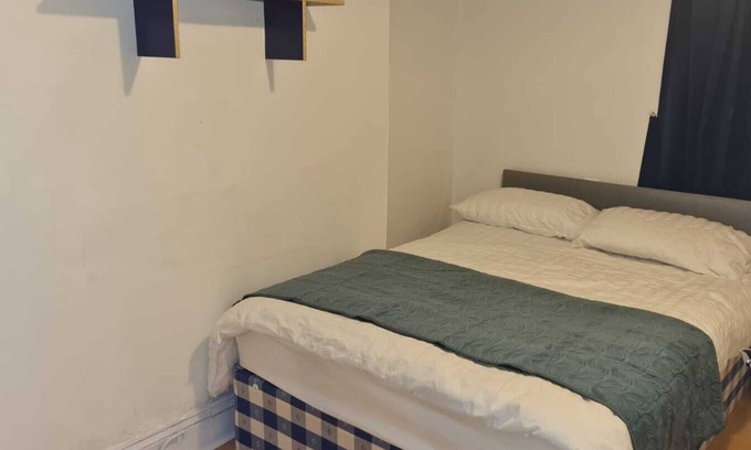 Newport Apartment | 2 Bed Flat - Sleeps 3 - Parking - Wifi