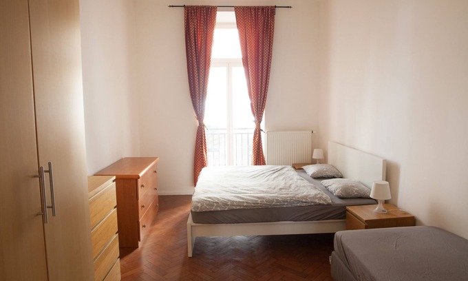 Andel Apartment | 2 Bed Flat - Sleeps 9 - Pets - Parking - Wifi