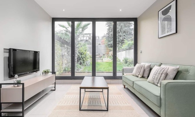 Acton Apartment | 2 Bed Garden Flat in Acton