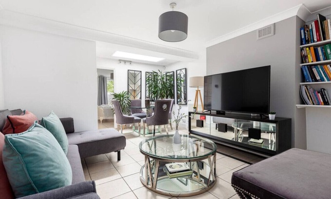 Oval Apartment | 2 Bed Garden Flat in Oval