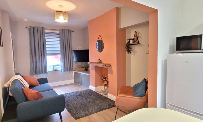 York House | 2 bed home close to York Racecourse with parking