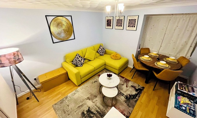 Luton Apartment | 2‑Bed Luxe Retreat near Leagrave Stn, L&D Hosp, LTN Airport & Whipsnade Zoo.