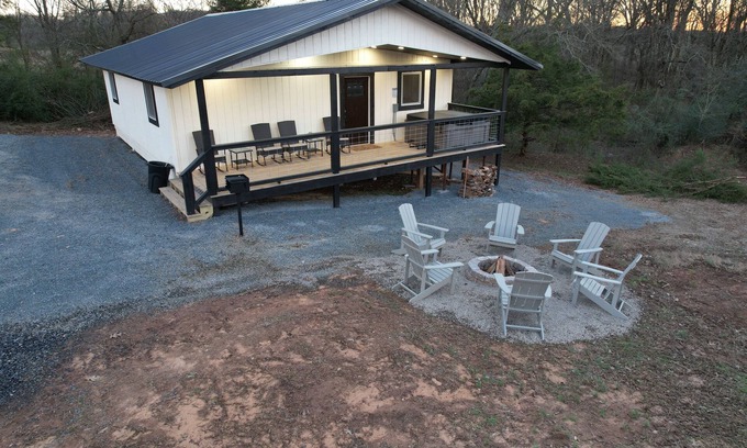 Hatfield House | 2 Bed Mountainside Cabin w/Hot Tub 15 min to Mena