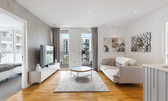 Stratford Apartment | 2 Bed-Sleeps 4-Balcony-Family Friendly