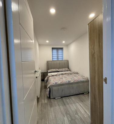 Lacey Green House | 2 Bed-Sleeps 5-Free Parking-Pet Friendly