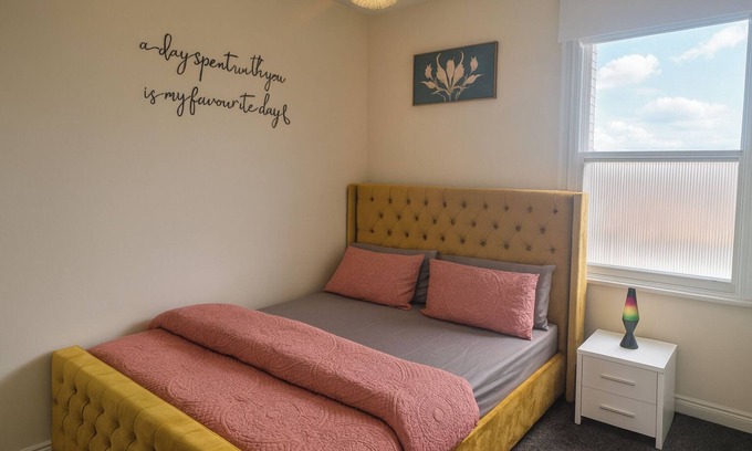 Wolverhampton Apartment | 2 Bed - Sleeps 6 - Private Balcony - City Centre