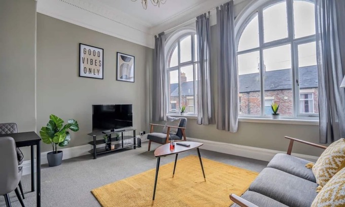 Wallsend Apartment | 2 Bed-Town Centre-Free Parking