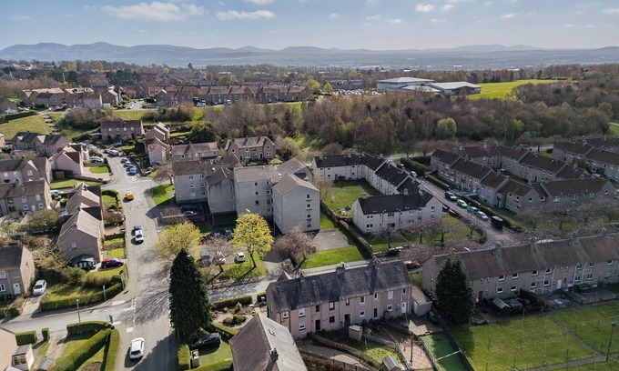 Longcroft Apartment | 2-Bed Townhouse | Free Parking | Near City