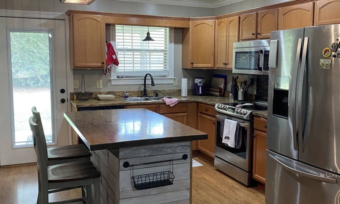 Spurgeon House | 2 bed1.5 bath townhome convenient to all the Tri Cities has to offer! 2 story
