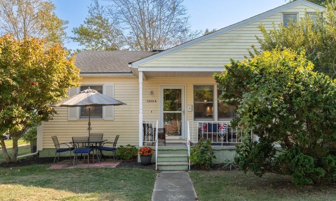 Village Green House | 2 bedroom 1.5 bath home 8 blocks to beach - Sleeps 4