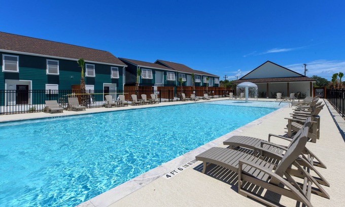 Rockport House | 2 bedroom 1.5 bath townhome 1150 sqft