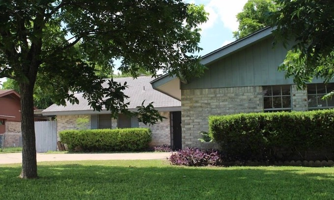Pecan Springs Springdale House | 2 Bedroom, 1 Bathroom Duplex Located In Central Austin