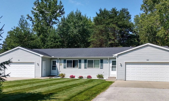 Shields Condo | 2 Bedroom 2 Bath Condo 15 mins to the hospitals in Saginaw.