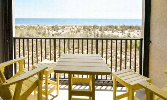 North Ocean City Villa | 2 Bedroom 2 Bath direct ocean front condo* wifi * Central AC * Elevator building