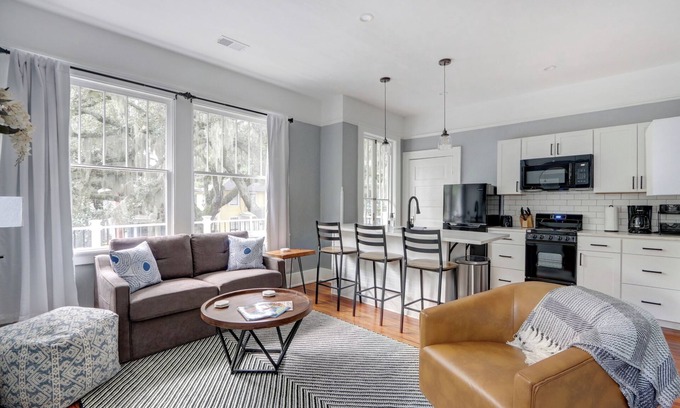 Midtown Condo | 2 bedroom * 2 bath* Sleeps 5 * Dog Friendly * Downtown Savannah