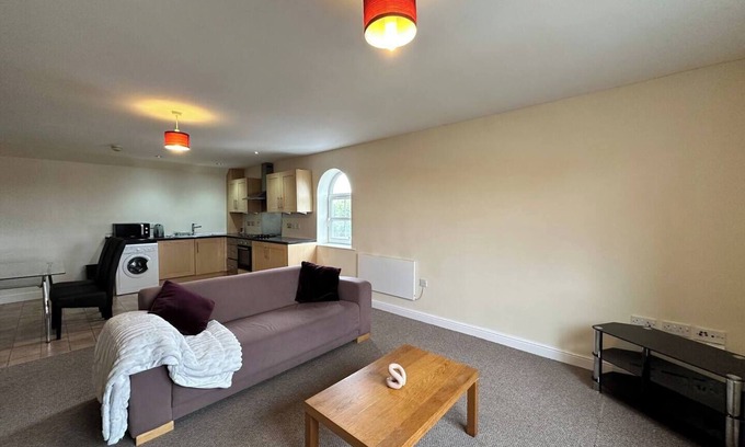 Chorlton-cum-Hardy Apartment | 2 Bedroom, 2 Bathrooms Apartment with Free parking
