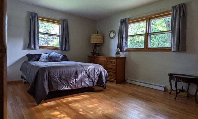 Oshkosh House | 2 Bedroom 4 person Available For NFL Draft, Green Bay WI