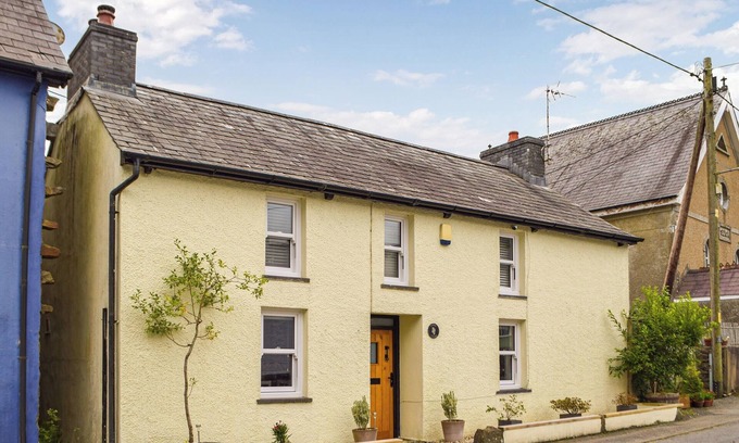 Llanybydder Cottage | 2 bedroom accommodation in Cwrt-newydd