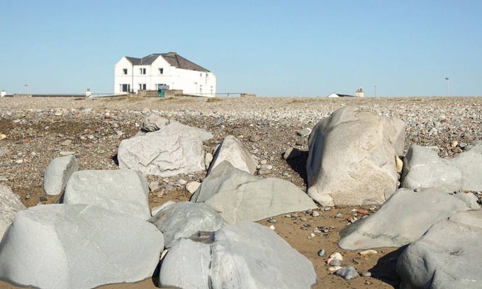 Dinas Dinlle Cabin | 2 bedroom accommodation in Caernarfon