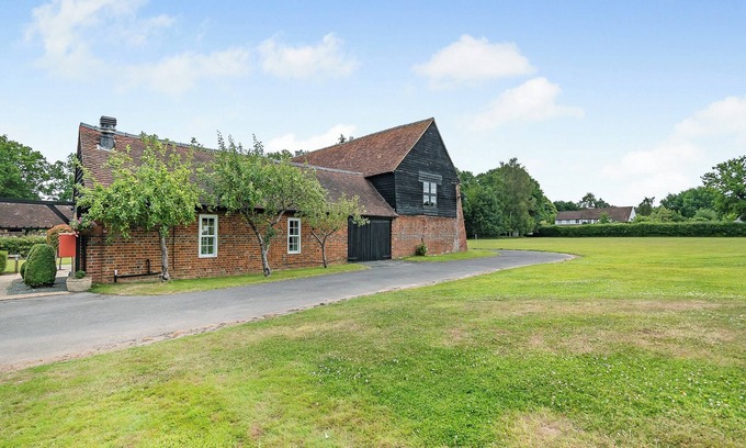 Guildford Cottage | 2 bedroom accommodation in Woking, near Guildford