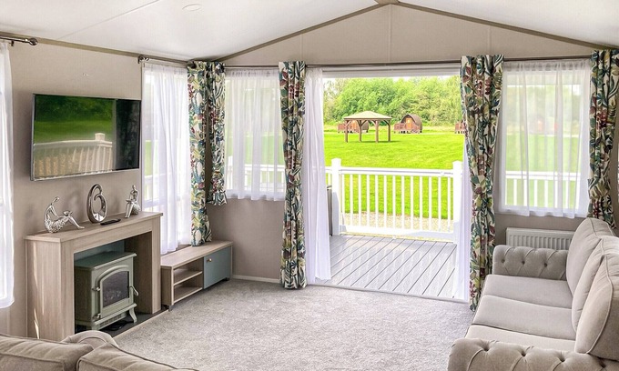 Hoddesdon Ski Chalet | 2 bedroom accommodation in Hoddesdon