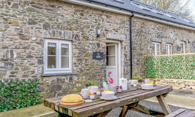 Llanllwchaiarn Cottage | 2 bedroom accommodation in Maen-y-groes, near New Quay