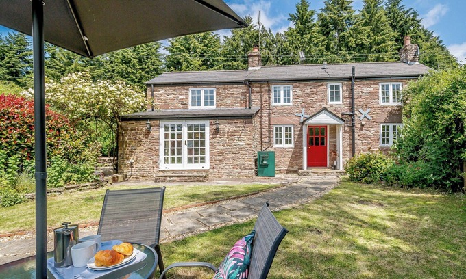 Blakeney Cottage | 2 bedroom accommodation in Blakeney, near Lydney