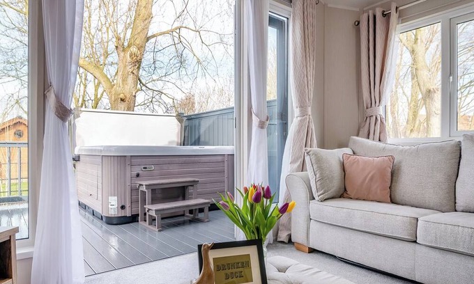 Arnold Ski Chalet | 2 bedroom accommodation in Skirlaugh, Nr Hull
