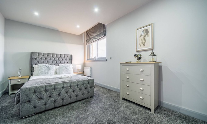 Huddersfield Apartment | 2 Bedroom Apartment with Ensuite & Main Bathroom