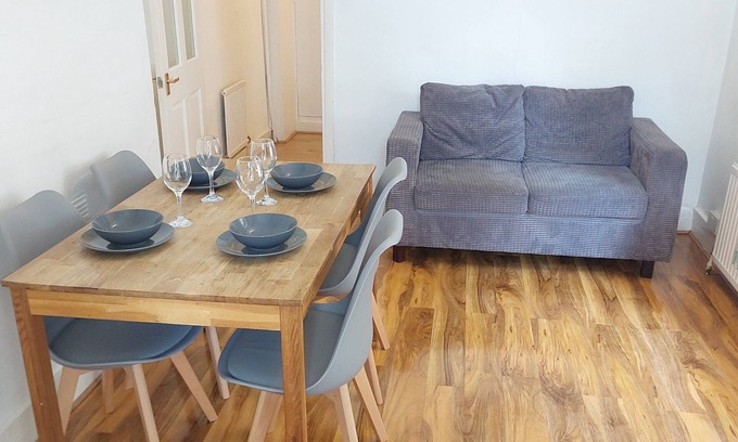 Collier's Wood Apartment | 2 Bedroom apartment, ground floor, garden, 5 mim. tube, 20 min. City centre