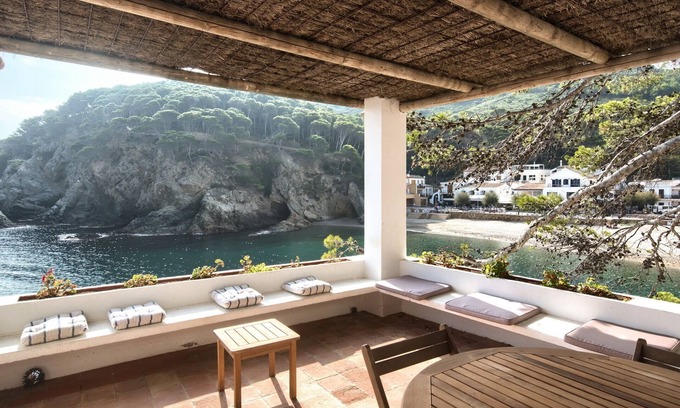 Sa Tuna Apartment | 2 bedroom apartment in first sea line in Sa Tuna, Begur (H01)