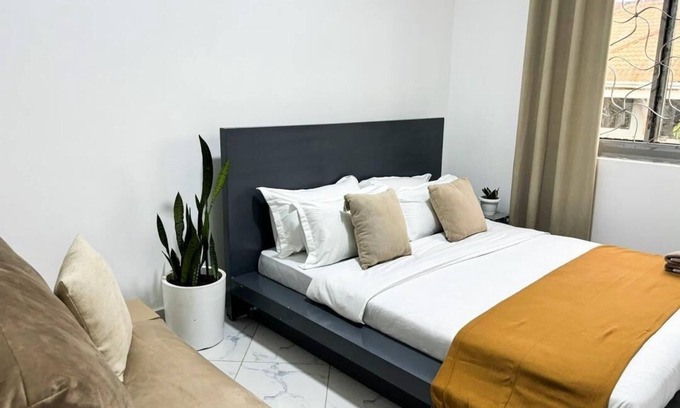 Entebbe House | 2 Bedroom Apartment w/Palm View Balcony Ensuite Bathrooms Entebbe