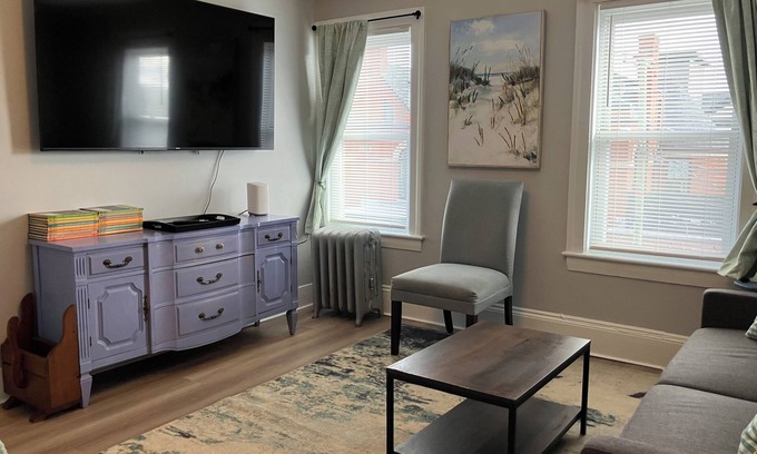 Dover Apartment | 2-Bedroom Apt Near UNH, Portsmouth! - Parking, Full Kitchen, Free Wine!