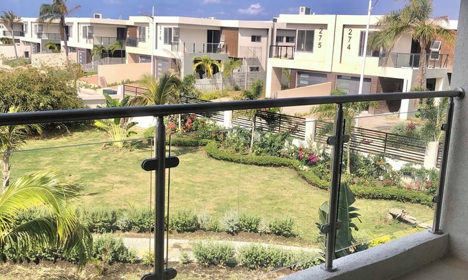 Runaway Bay Condo | 2-bedroom Brand New Condo with 3 scenic balconies in Richmond with AC, WiFi Pool