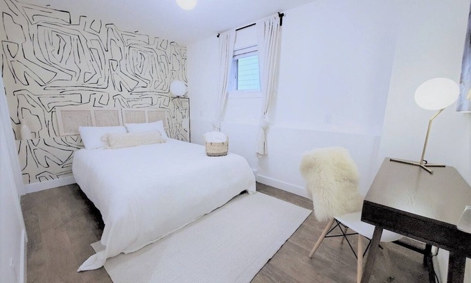 Kensington-Cedar Cottage House | ❤ 2 BEDROOM Charmer - Minutes to downtown - FREE Parking