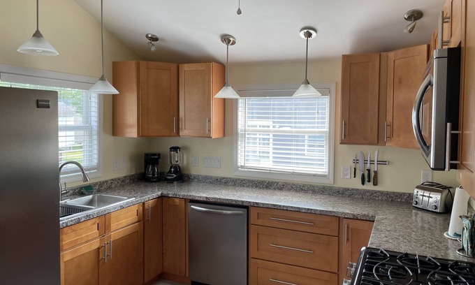 Irving Cottage | 2 bedroom cottage -5 Min. walk to Sunset Bay Beach-Lake Erie- fishing